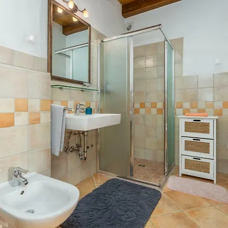 Apartment Dvor Strica Grge *