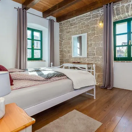 Dvor Strica Grge Apartment *